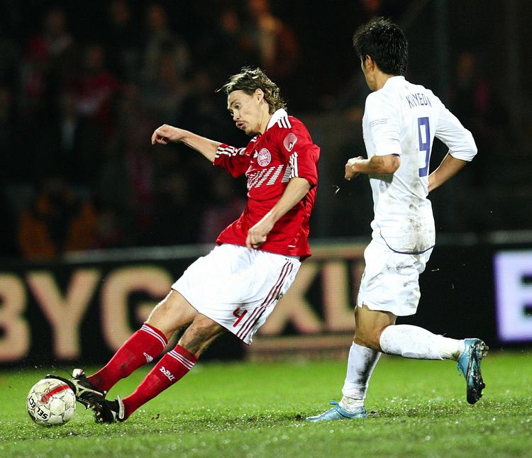 0-0. For to år siden tog Danmark hul på forberedelserne til VM-slutrunden i Sydafrika ved at spille 0-0 mod Sydkorea med Per Krøldrup (tv.) som midterforsvarer sammen med Simon Kjær. 