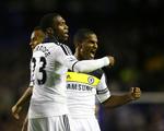 Offer. Daniel Sturridge (t.v.) fik kærlighedn fra egne fans at føle mod Genk. 