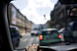 TRAFIKPRES. Mange trafikanter giver efter for vejvrede og lader eder, galde og slag hagle ned over modparten. 