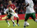 kontraktønske. Lars Jacobsen i den røde landsholdstræje dækker Cristiano Ronaldo tæt op i sejren over portugiserne. 