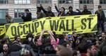 Protester. Politiet ryddede i nat den amerikanske bevægelse Occupy Wall Streets lejre i en park nær Wall Street. Men protestanterne har rettens ord for, at de må være der, siger de. 