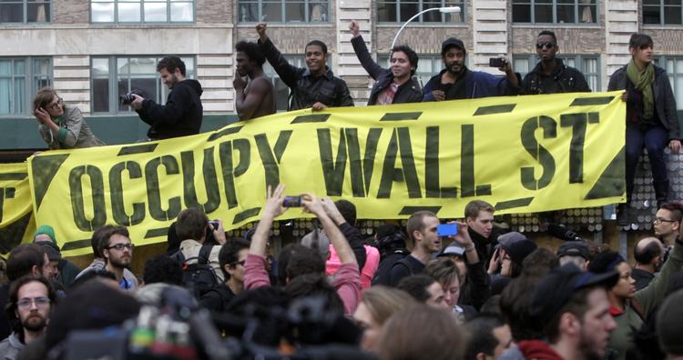 Protester. Politiet ryddede i nat den amerikanske bevægelse Occupy Wall Streets lejre i en park nær Wall Street. Men protestanterne har rettens ord for, at de må være der, siger de. 