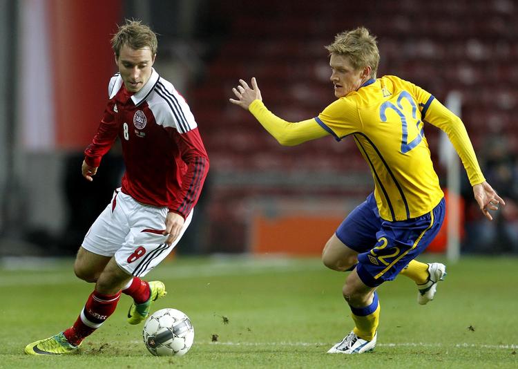 teenager. I aften er det sidste chance for teenageren Christian Eriksen, der i fredags i sin 19. landskamp blandt andet rundede Rasmus Elm. 