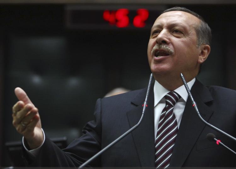 Trussel. Stop den brutale behandling af regimets modstandere, eller vi indfører flere sanktioner, sagde den tyrkiske premierminitser Recep Tayyip Erdogan i dag. Det gør mere ondt på Syrien, at Tyrkiet vender landet ryggen end at Europa har lavet importforbud af syrisk olie. 