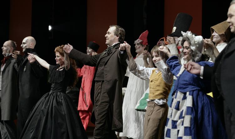 Teatrene skal blive bedre til at forstå publikums behov - ellers kan de lige så godt trække stikket ud, mener Magnus, som er leder på Taastrup Teater. 