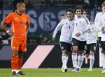Målscorer. Mesut Oezil (i midten) blev kampens sidste målscorer og får lykønskninger fra holdkammerat Mats Hummels, mens hollandske Nigel de Jong sukker. 