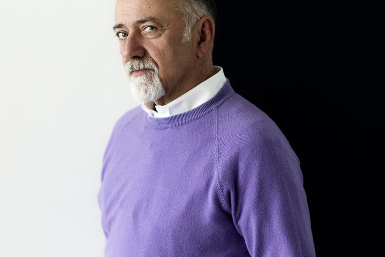 livet. Egentlig blev Giorgio Faletti komiker, fordi det hjalp ham med at overvinde sin generthed. Senere lærte han at vække andet end latter og fik succes som sangskriver og krimiforfatter. Nu gælder det kun om med jævne mellemrum at få lov at begynde forfra på livet. 