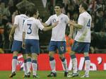 1-0. Gareth Barry ønskes tillykke med scoringen mod Sverige. Men det var svenskernes Daniel Majstorovic, der blev noteret for scoringen. 