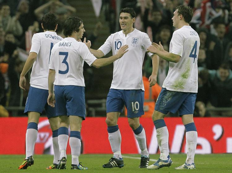 1-0. Gareth Barry ønskes tillykke med scoringen mod Sverige. Men det var svenskernes Daniel Majstorovic, der blev noteret for scoringen. 