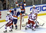 Jubel. Islanders og Frans Nielsen (bagerst) jubler over danskerens udligning til 1-1 i 1. periode. 
