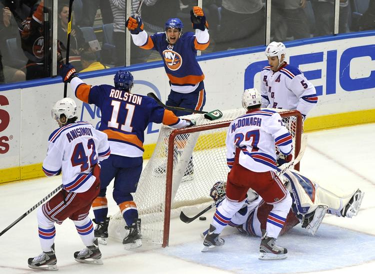 Jubel. Islanders og Frans Nielsen (bagerst) jubler over danskerens udligning til 1-1 i 1. periode. 