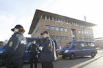 Sikkerhed. Politiet havde afspærret et stort område omkring retten efter at der forleden opstod tumult og sammenstød i forbindelse med retssagen. 