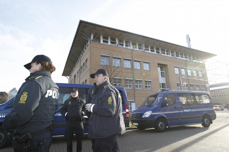 Sikkerhed. Politiet havde afspærret et stort område omkring retten efter at der forleden opstod tumult og sammenstød i forbindelse med retssagen. 