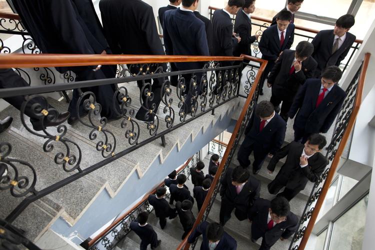 Studerende ved Pyongangs Tekniske Universitet på vej ud efter en forelæsning. 