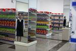 En ekspedient står klar til at betjene kunderne i en dagligvarebutik i  hovedstaden Pyongyang. 