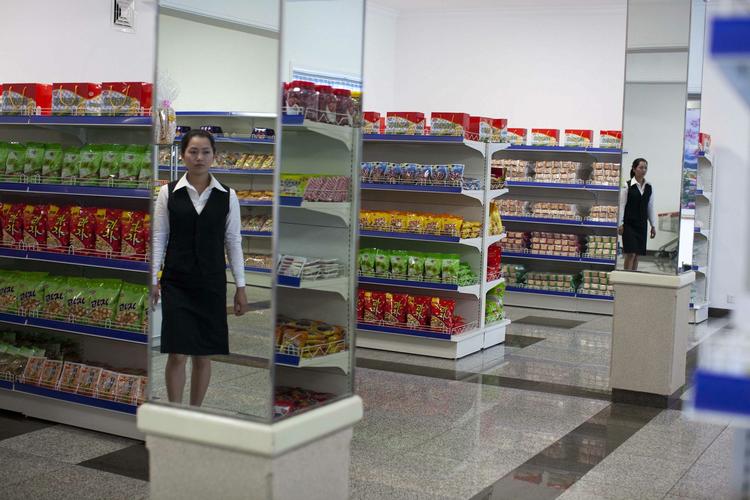 En ekspedient står klar til at betjene kunderne i en dagligvarebutik i  hovedstaden Pyongyang. 