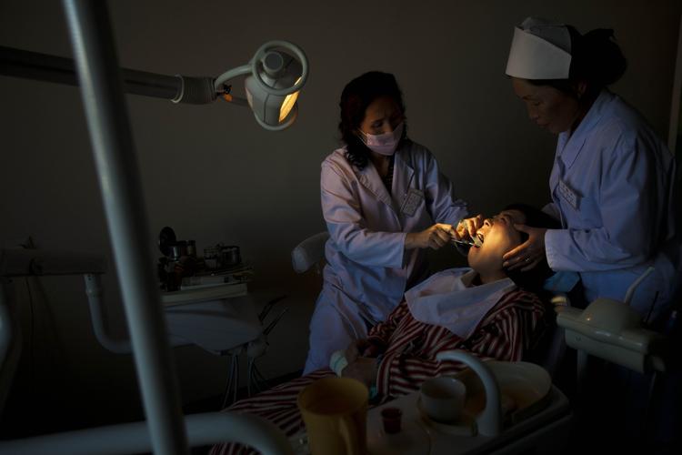 Hos tandlægen - en kvinde får et eftersyn, mens hun er indlagt på fødegangen på et hospital i Pyongyang. 
