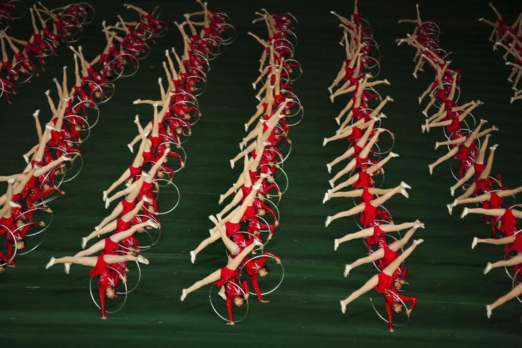 Mange mennesker - én bevægelse. Gymnastikopvisning i hovedstaden Pyongyang. 