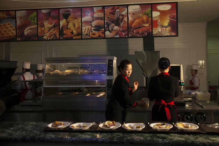 Efter sigende elskede afdøde Kim Jong-Il vild amerikansk fastfood. Denne restaurant ligger i en forlystelsespark i Pyongyang. 