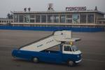 Velkommen. Travlhed på landingsbanen i den internationale lufthavn i Pyongyang. 