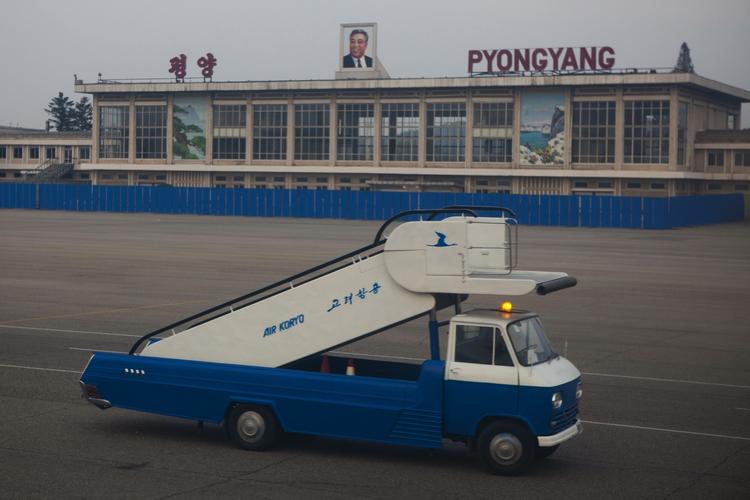 Velkommen. Travlhed på landingsbanen i den internationale lufthavn i Pyongyang. 