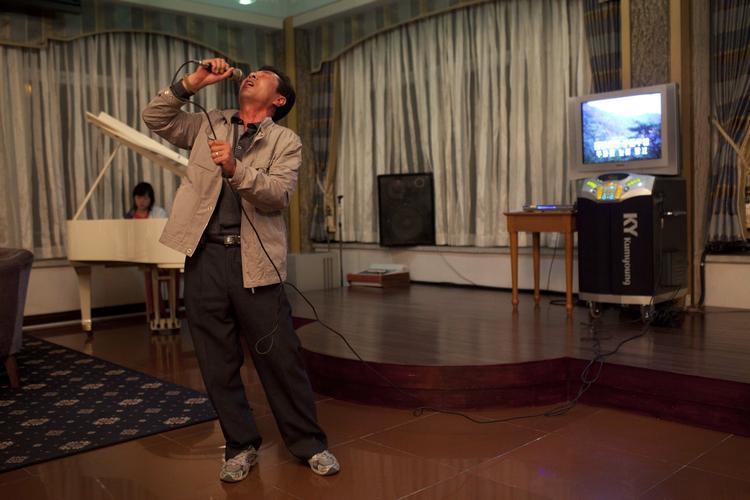 Karaoke i en hotelbar i området omkring Mount Kumgang - et af Nord-Koreas kendteste turistmål. 