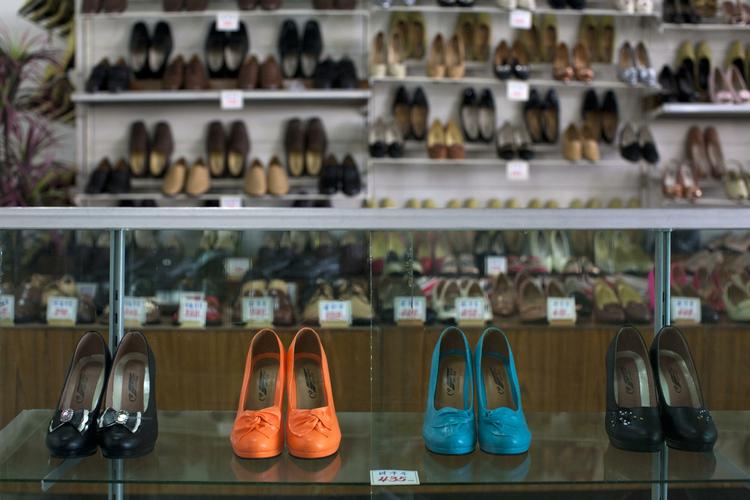 Et par sko? Så gerne. Samtlige par i stormagasinet i Pyongyang er produceret i Nord-Korea. 