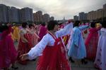 Kvinder i hovedstaden Pyongyang danser som en del af fejringen af  Koreas Arbejderpartis 66 års fødselsdag i oktober. 