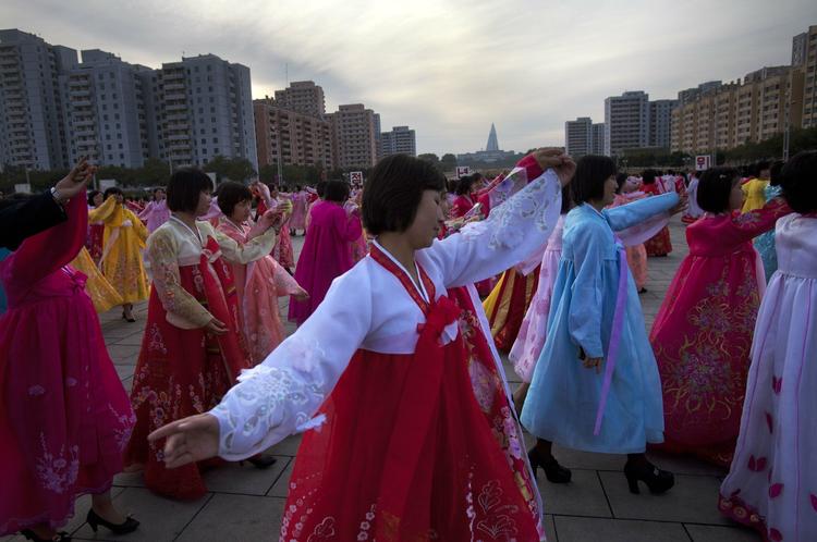 Kvinder i hovedstaden Pyongyang danser som en del af fejringen af  Koreas Arbejderpartis 66 års fødselsdag i oktober. 