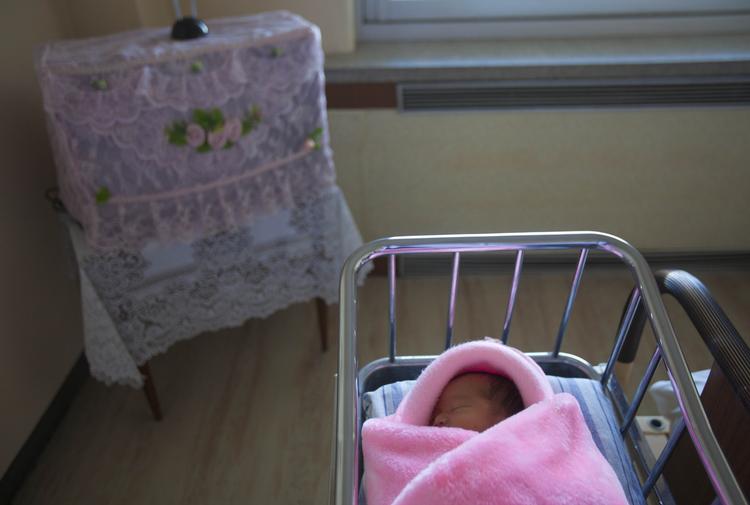 En nyfødt lille pige på fødegangen på et hospital i Pyongyang. 