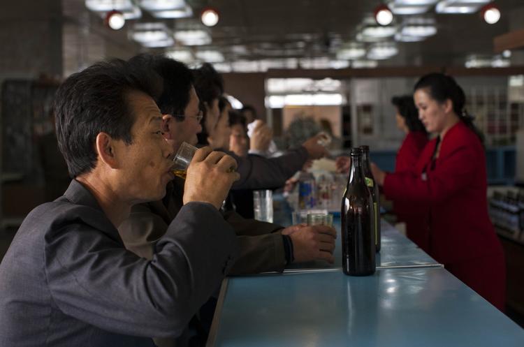 På en anden af stormagasinets etager findes en bar, hvor øllet naturligvis også er nord-koreansk. 