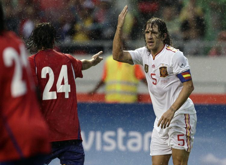 2-2. Bryan Oviedo (nr. 24) har en meningsudveksling med Carles Puyol. 