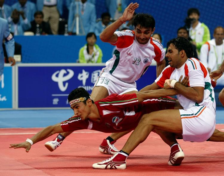 dopingskandale. Irans Meisam Abbasi (tv) fanges af Indiens Anup Kumar (th) under sidste års finale i de asiatiske mesterskaber i kabaddi i Kina. Indien vandt mesterskabet. 