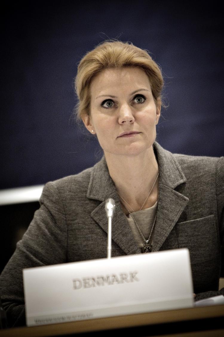 Spørgsmål. »Er det ikke på tide, at vi gør noget andet end at begrave os i personsager og i stedet fokusere på de reelle udfordringer, Danmark står over for?«, spørger statsminister Helle Thorning-Schmidt. 