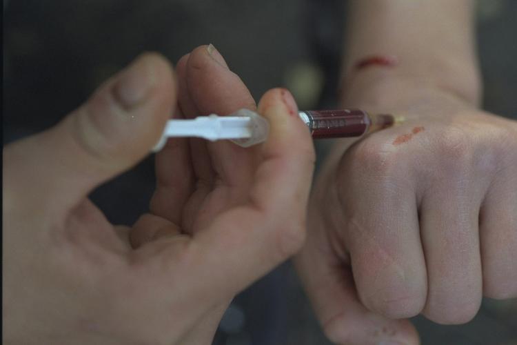 Heroin. Stofmisbrugerne skal have ordentlige forhold, mener formanden for Vesterbros mobile fixerum. Men det koster millioner, som politikerne endnu ikke har villet finde. 