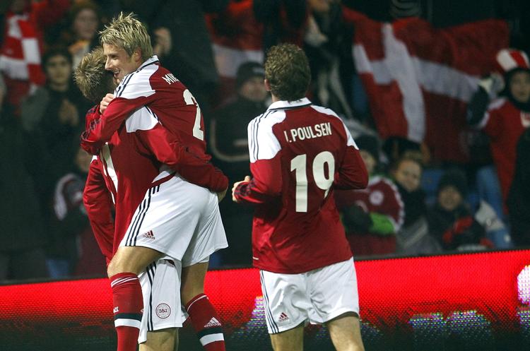 em-klar. Nicklas Bendtner løfter Tobias Mikkelsen efter scoringen til 2-1 i kampen mod Finland. 
