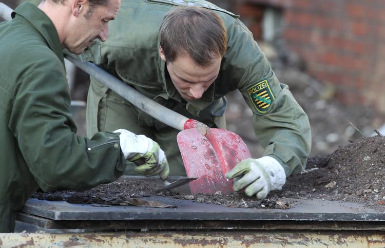 EFTERFORSKNING. Betjente leder efter spor i den ejendom i Zwickau, gruppen benyttede, men som blev stukket i brand, da den blev afsløret. 
