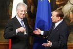 Gave. Italiens nye ministerpræsident  Mario Monti (tv.) fik - at han var blevet taget i ed - en lille klokke af den tidligere regeringschef Silvio Berlusconi. 