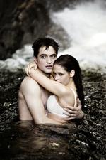 Vampyrkærlighed. Også fjerde kapitel 'Breaking Dawn' er en opvisning i skønhedsfetichistisk ungdomskultur. 
