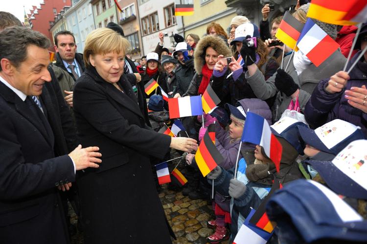 EU-ledere. Merkel lader Tyskland påtage sig et gevaldigt økonomisk ansvar i Europa og gør det med en ro og værdighed, som Tyskland er tjent med, og som EU kan prise sig lykkelig for, skriver Politikens Anders Jerichow i dagens signatur. 