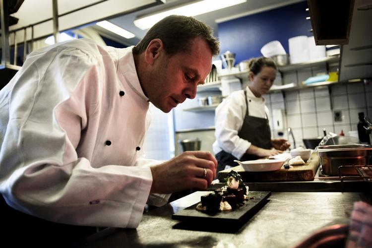 Eksperimentering. Blandingen af videnskab, kemi og opskrifterne fra kokken Klavs Styrbæk (billedet), der har slået sine markante folder på restaurant Kvægtorvet i Odense, vil vække appetitten. 
