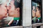 Kys. En kampagne med kyssende statsledere har provokeret. Her er det fotos fra Paris. 
