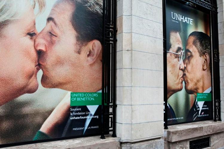 Kys. En kampagne med kyssende statsledere har provokeret. Her er det fotos fra Paris. 