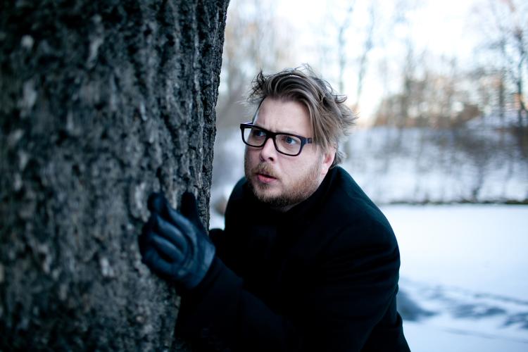Jalousi.  Kærlighedens kraft kan forvandle sig til et bæst. Nicolas Bro spiller manden, der  mister grebet, da hans kone er utro. 