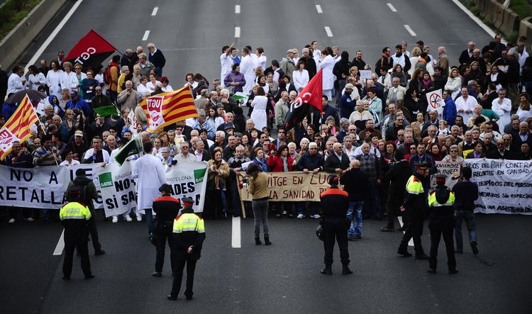 PROBLEMER. Sundhedspersonale og patienter gør oprør i Spanien på grund af store nedskærringer på landets hospitaler. Spanien er et af de fem hårdest ramte lande i Europa. 