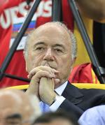 Præsident. Schweizeren Sepp Blatter måtte for et år siden undskylde en kommentar omkring homoseksuelle. Nu har han igen bragt sig selv i fedtefadet. 
