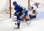 målscorer. Jannik Hansen misser en chance over for Chicago Blackhawks målmand Corey Crawford. 