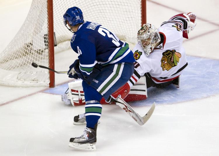 målscorer. Jannik Hansen misser en chance over for Chicago Blackhawks målmand Corey Crawford. 