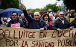 PROTESTER. Sundhedspersonale strejker i Spanien på grund af nedskærringer. Her er det patienter og pensionister, der er på gaden for at demonstrere. 