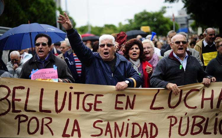 PROTESTER. Sundhedspersonale strejker i Spanien på grund af nedskærringer. Her er det patienter og pensionister, der er på gaden for at demonstrere. 